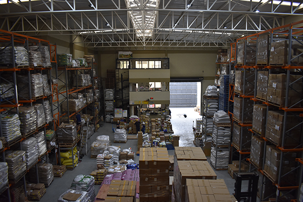 Funcionários da BrasBol trabalhando no escritório