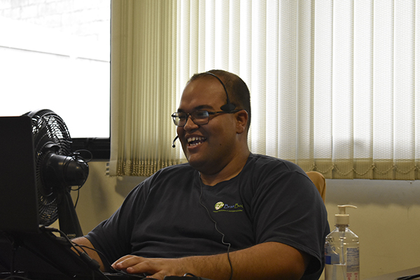 Funcionários da BrasBol trabalhando no escritório