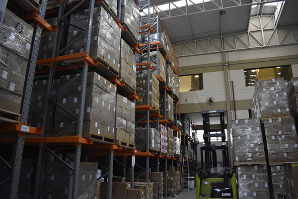 Funcionários da BrasBol trabalhando no escritório