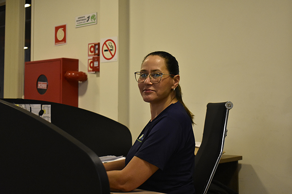 Funcionários da BrasBol trabalhando no escritório